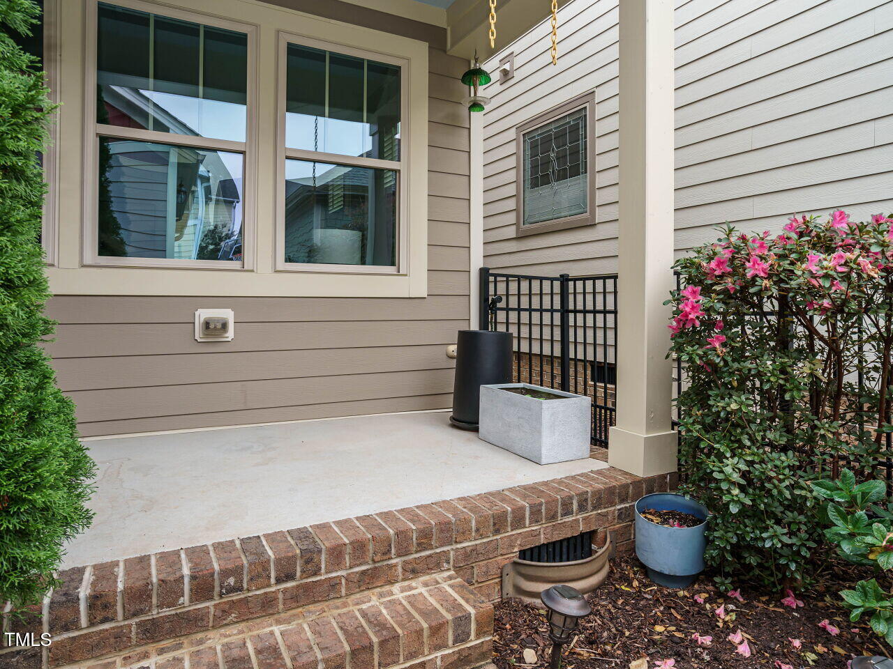 5514 Wade Park Boulevard Raleigh, NC 27607 - Photo 27 of 31 a balcony with table and potted plants