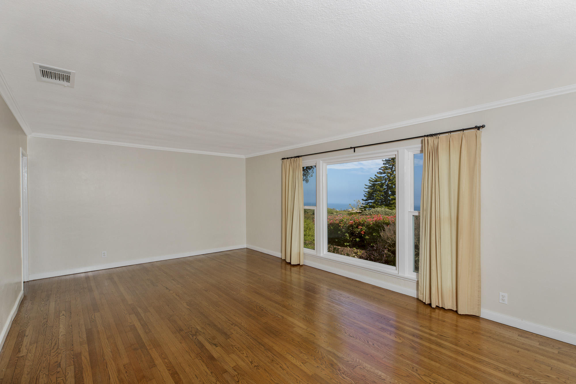 404 Terrace Road Santa Barbara, CA 93109 - Photo 11 of 22 Living room