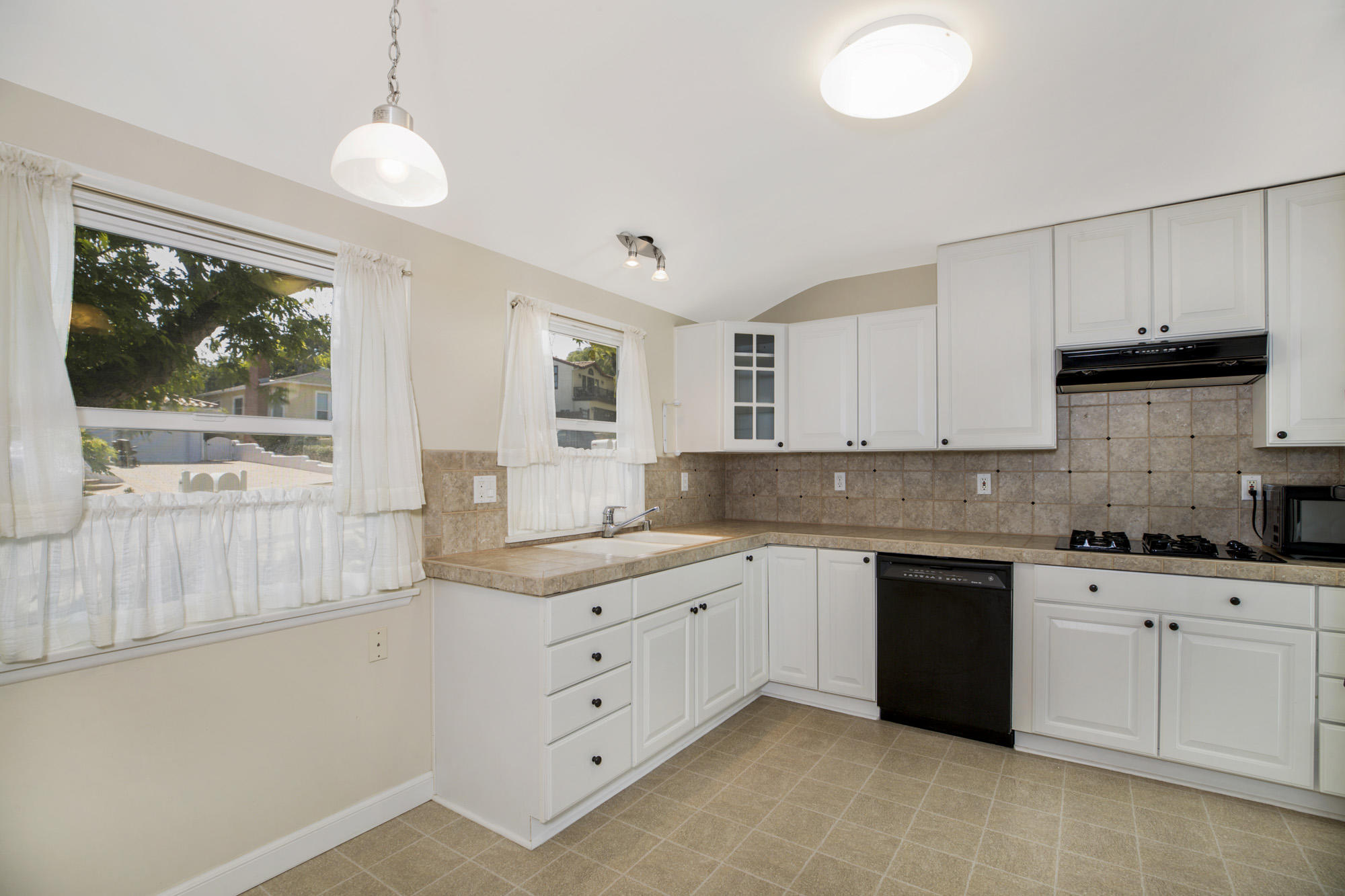 404 Terrace Road Santa Barbara, CA 93109 - Photo 13 of 22 Kitchen