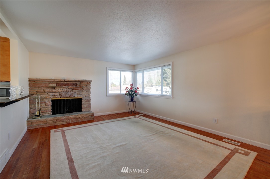 2617 Northeast 18th Street Renton, WA 98056 - Photo 4 of 18