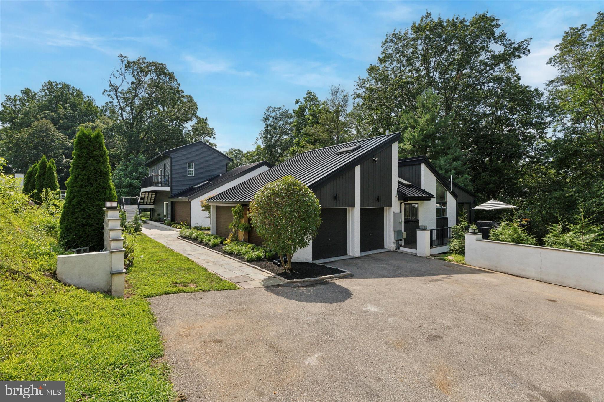 a view of a house with backyard and garden