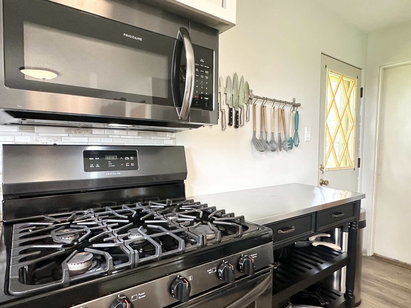 3150 River Road Kankakee, IL 60901 - Photo 11 of 40 a stove top oven sitting inside of a kitchen