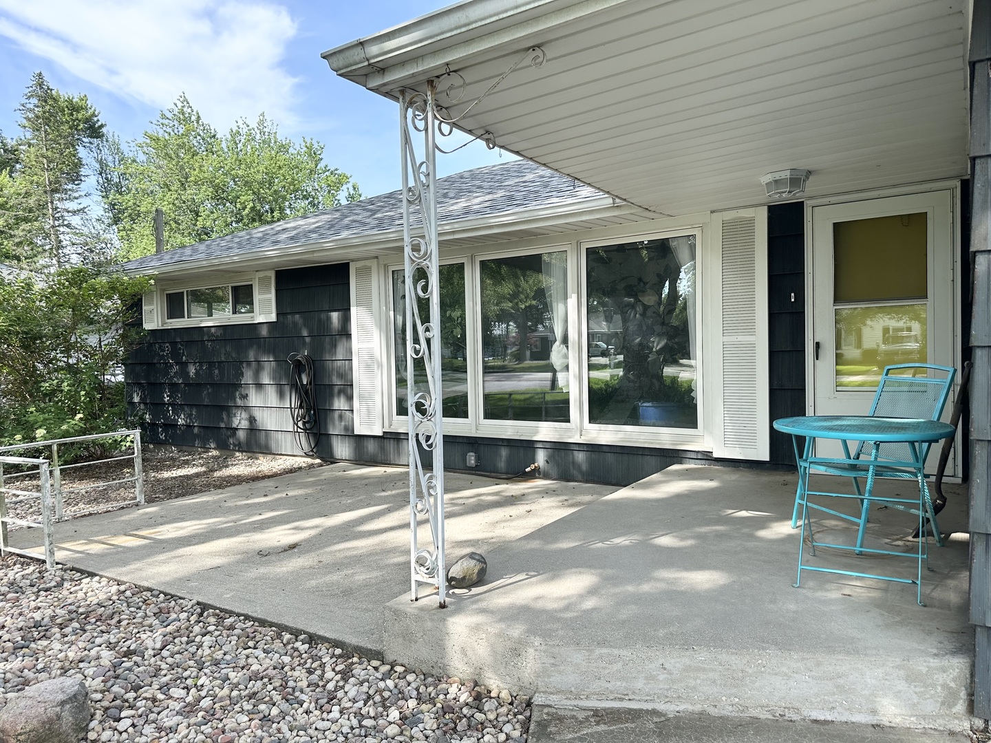3150 River Road Kankakee, IL 60901 - Photo 3 of 40 a view of a patio with table and chairs and potted plants