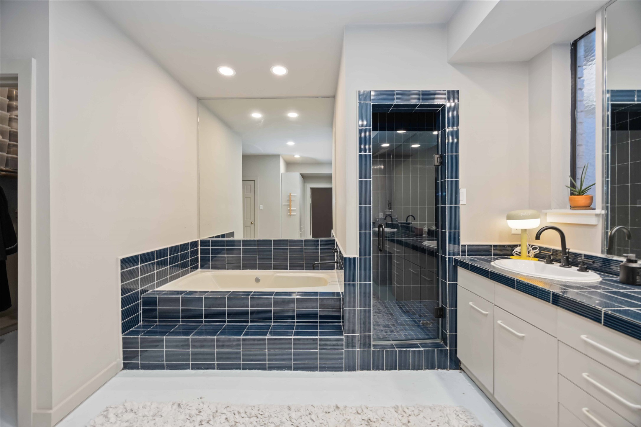 1425 Nantucket Drive, Unit B Houston, TX 77057 - Photo 8 of 38 Master Bathroom