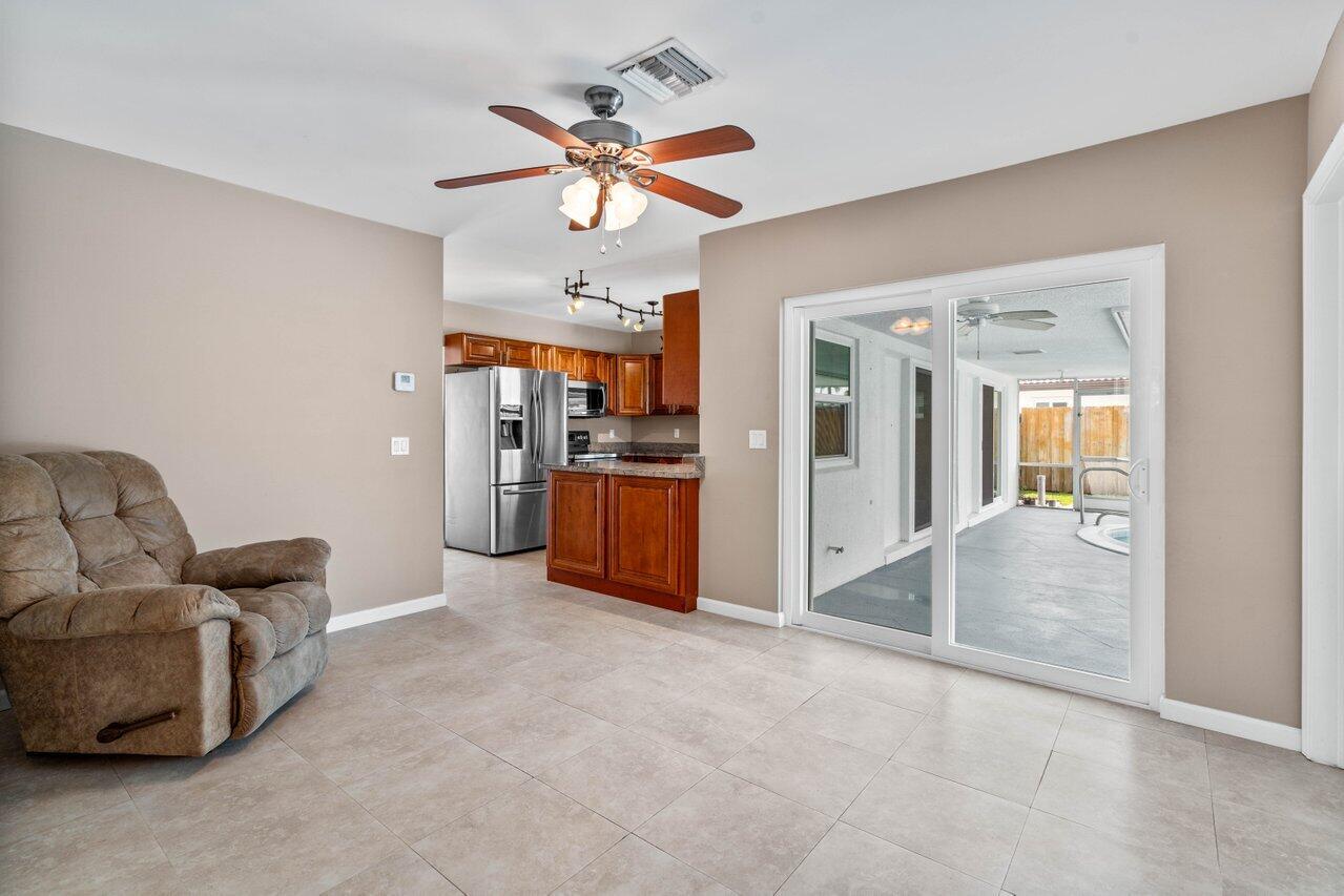 2745 Northeast 4th Way Boca Raton, FL 33431 - Photo 14 of 35 Family room