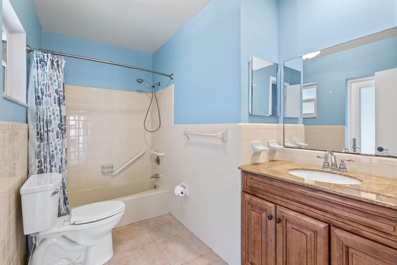 2745 Northeast 4th Way Boca Raton, FL 33431 - Photo 17 of 35 Bath 2