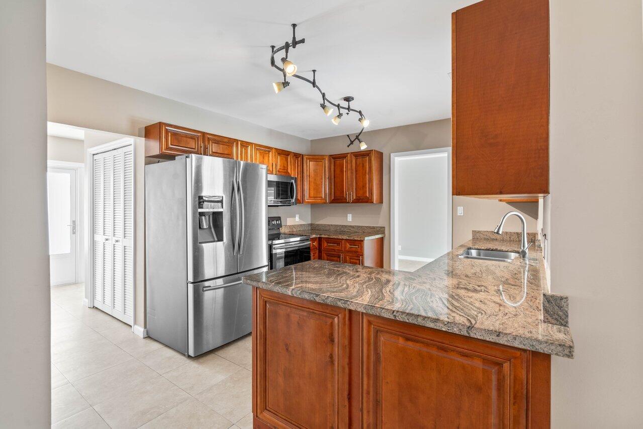 2745 Northeast 4th Way Boca Raton, FL 33431 - Photo 4 of 35 Kitchen