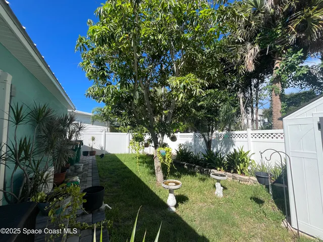 a view of a backyard