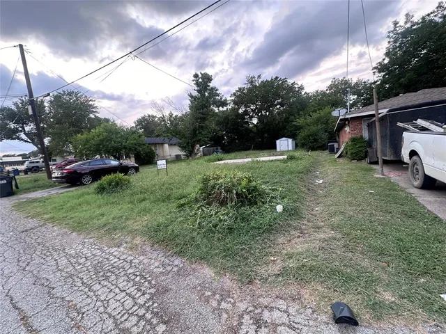 a view of a yard with a house in the background