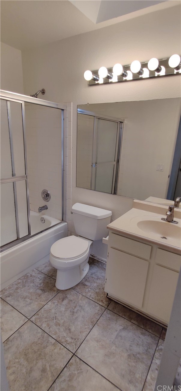 31586 Paseo De Las Olas Temecula, CA 92592 - Photo 11 of 14 a bathroom with a toilet a sink and bathtub