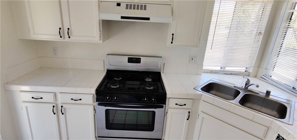 31586 Paseo De Las Olas Temecula, CA 92592 - Photo 2 of 14 a kitchen with a stove and a refrigerator