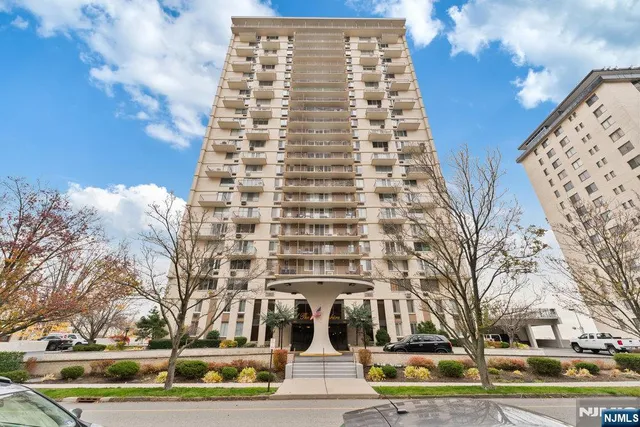 $329,900 | 160 Overlook Avenue, Unit 20D, Hackensack, NJ 07601
