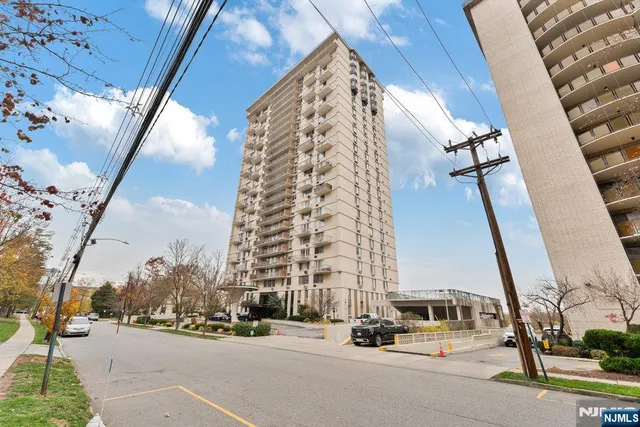 $329,900 | 160 Overlook Avenue, Unit 20D, Hackensack, NJ 07601
