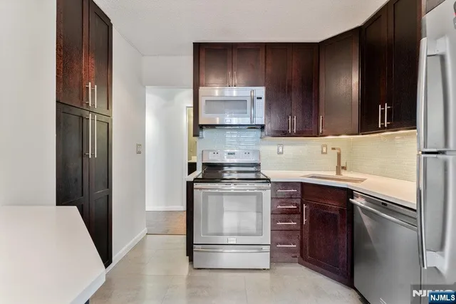 $329,900 | 160 Overlook Avenue, Unit 20D, Hackensack, NJ 07601