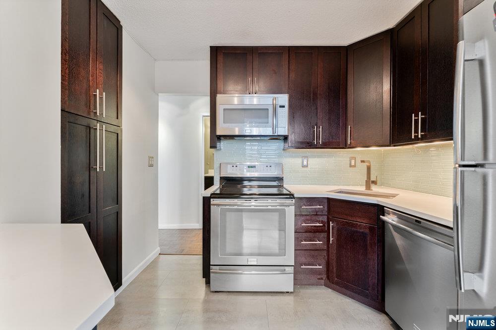 160 Overlook Avenue, Unit 20D Hackensack, NJ 07601 - Photo 7 of 22 a kitchen with a sink stove and refrigerator