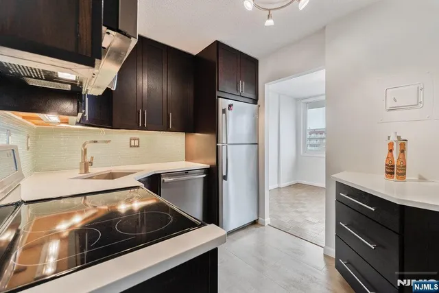 $329,900 | 160 Overlook Avenue, Unit 20D, Hackensack, NJ 07601