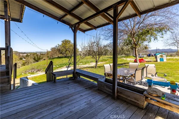 a view of sitting area with furniture and garden