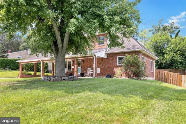 a black and white photo of a painting