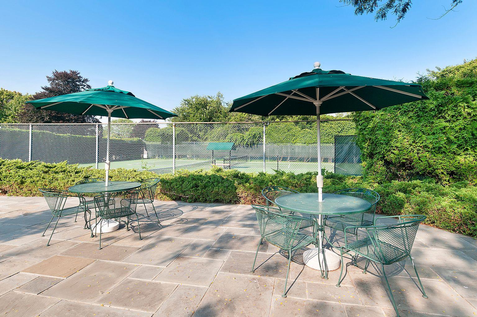 520 Hampton Road, Unit 18 Southampton, NY 11968 - Photo 19 of 20 a garden view with a seating space