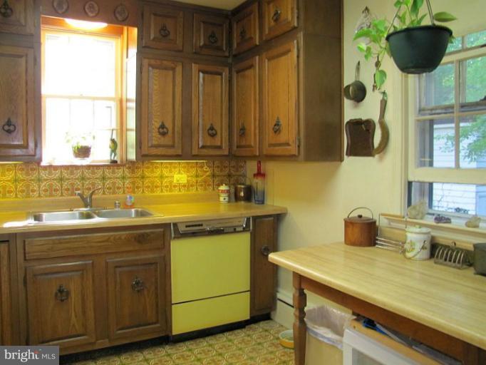 5931 Chesterbrook Road McLean, VA 22101 - Photo 3 of 15 Kitchen