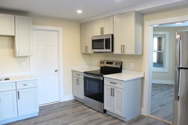 $2,500 | 78 Endicott Street, Unit 1L, Peabody, MA 01960