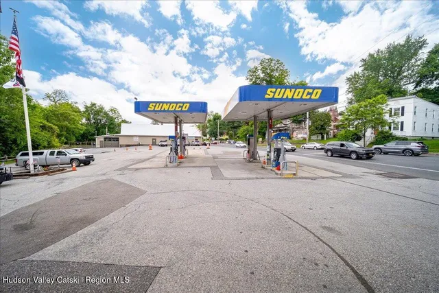 a group of cars parked in front of a building