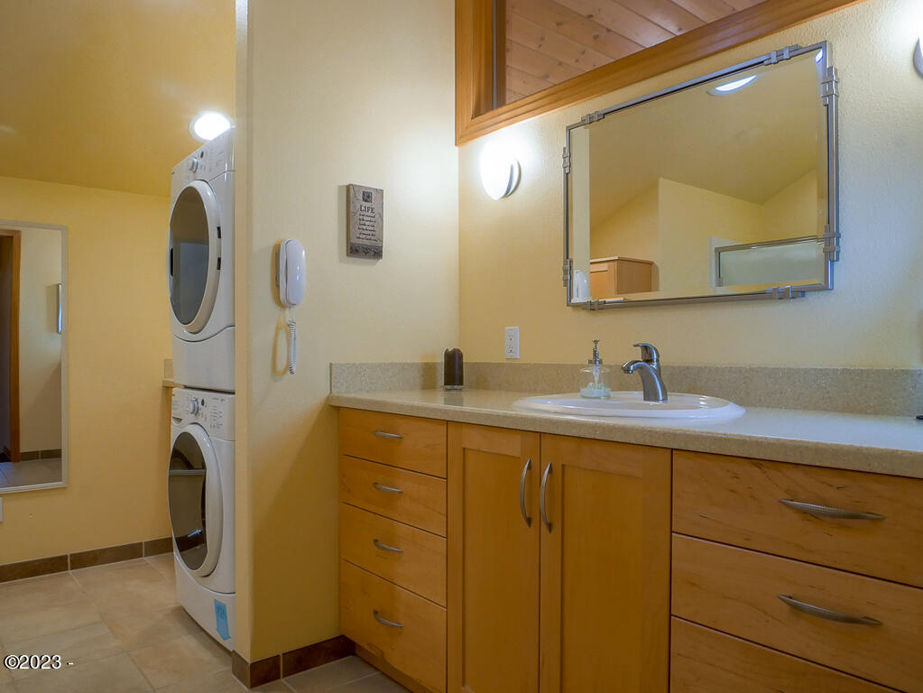 12319 Logsden Road Blodgett, OR 97326 - Photo 34 of 78 Upper level en suite
