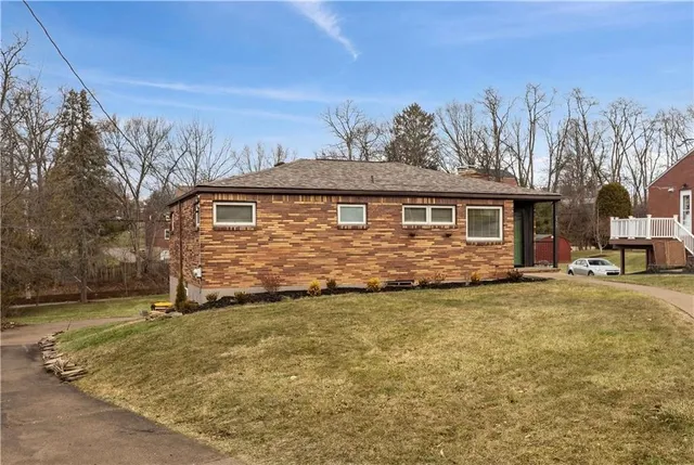 a view of a house with a yard