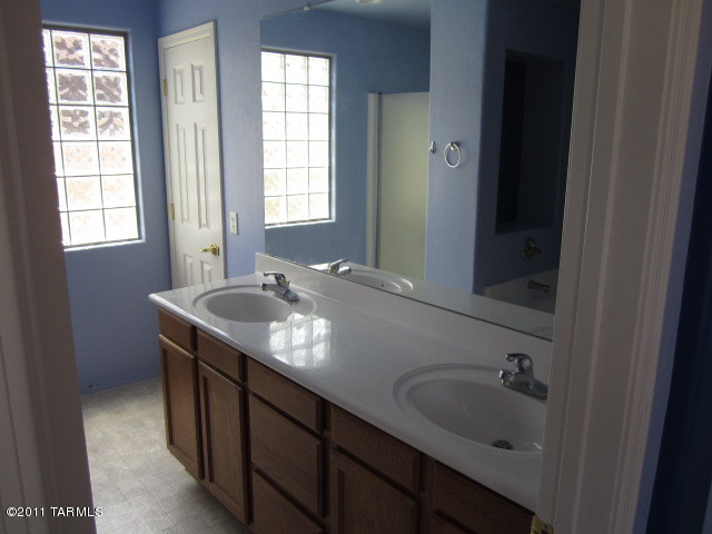 8429 East Sarnoff Ridge Loop Tucson, AZ 85710 - Photo 11 of 18
