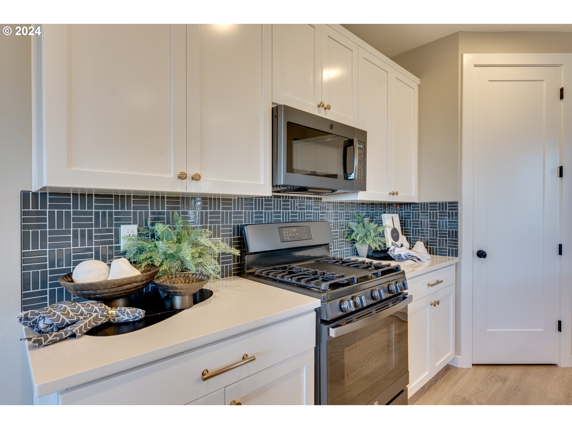 842 Northwest 178th Street Ridgefield, WA 98642 - Photo 35 of 46 a kitchen with a stove a microwave a sink and cabinets