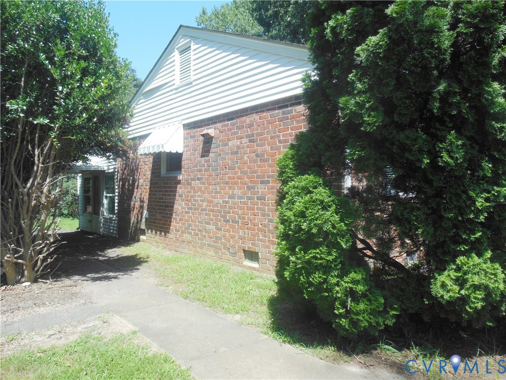 7146 Cold Harbor Road Mechanicsville, VA 23111 - Photo 2 of 26 a front view of a house with a yard
