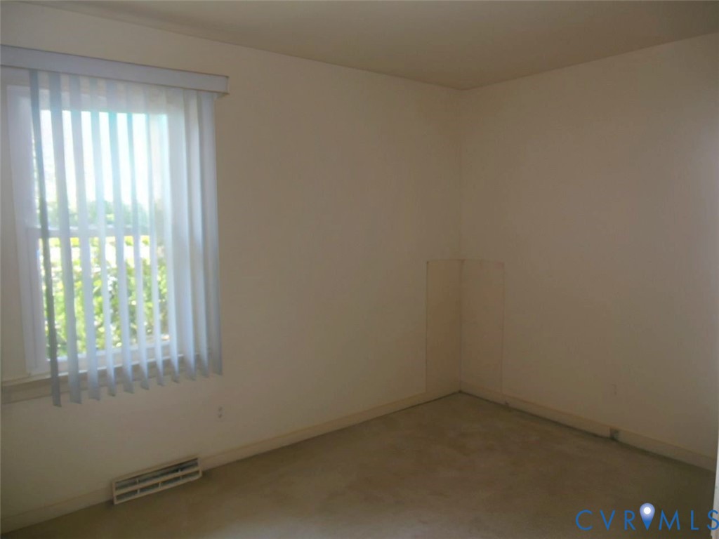 7146 Cold Harbor Road Mechanicsville, VA 23111 - Photo 22 of 26 an empty room with a window