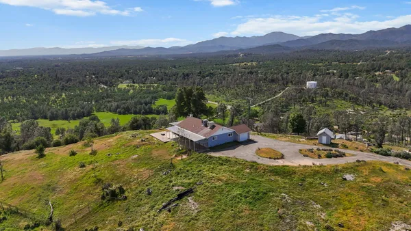 $449,900 | 13497 Old Oregon Trail, Redding, CA 96003