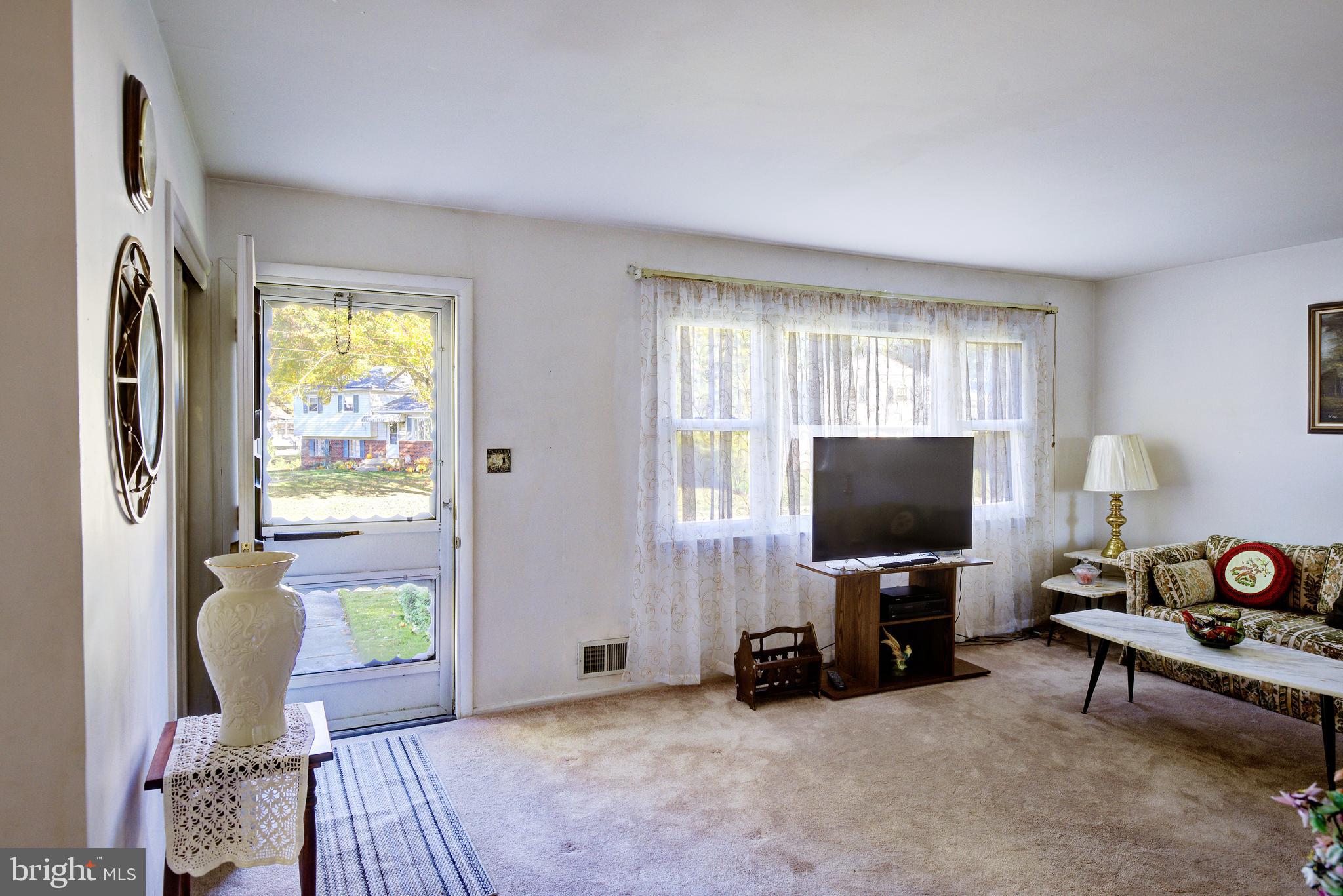 53 Hilton Road Mount Holly, NJ 08060 - Photo 6 of 28 Living Room