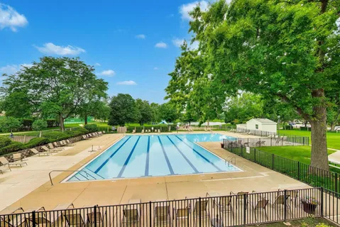 $274,900 | 816 Mansfield Court, Schaumburg, IL 60169