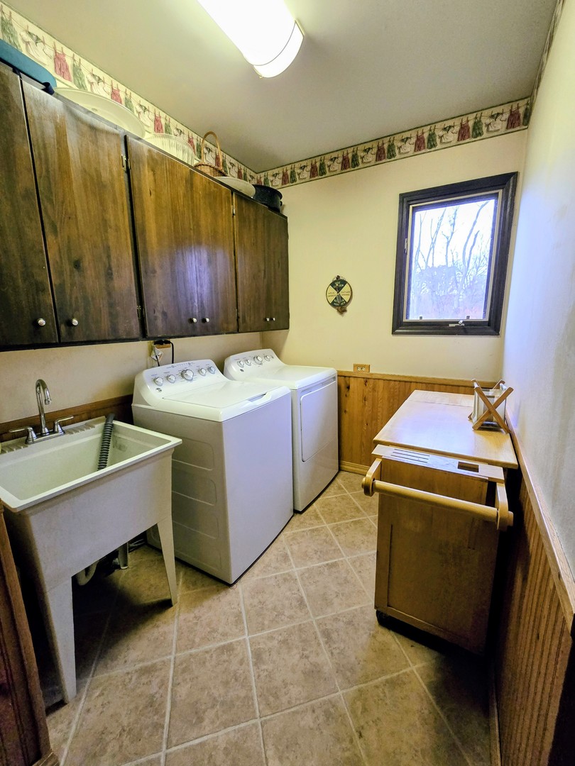 24656 South Willow Brook Trail Crete, IL 60417 - Photo 20 of 39 a utility room with a sink washer and dryer