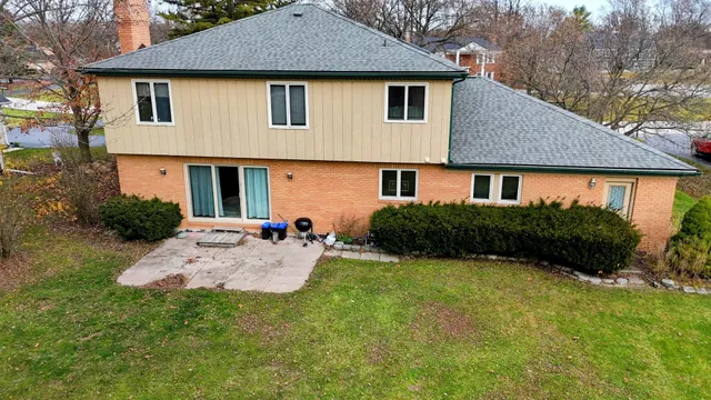 a view of a house with backyard and garden