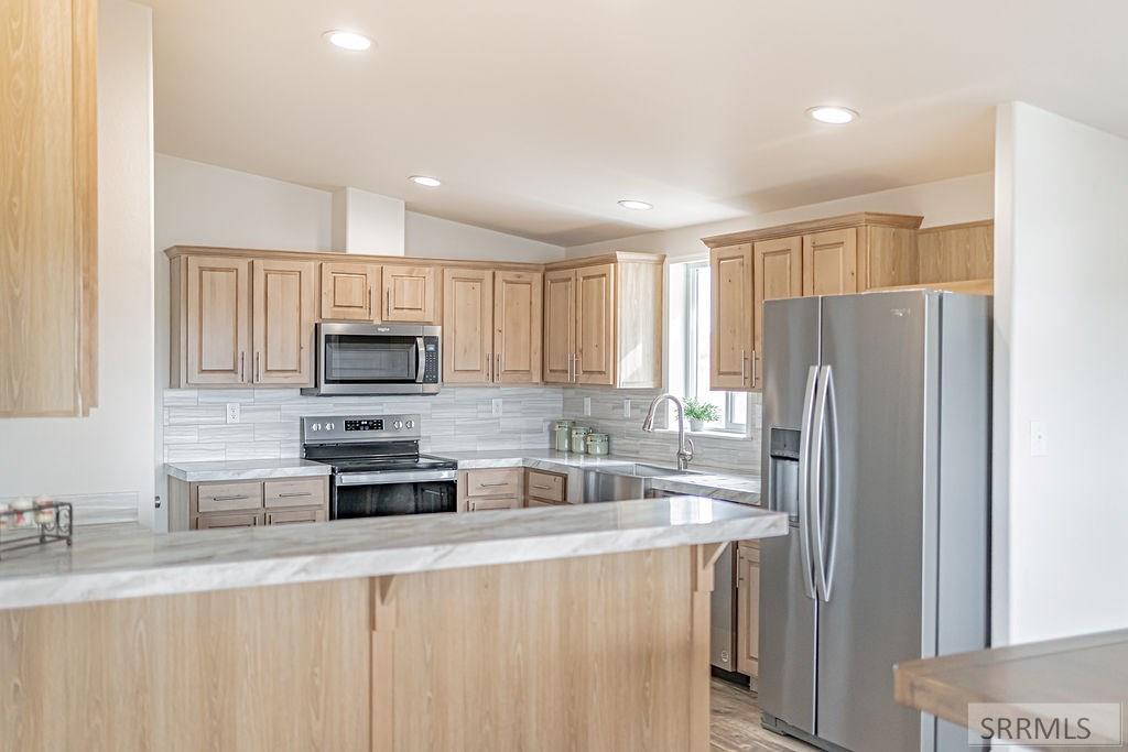 960 Cottage Lane Blackfoot, ID 83221 - Photo 10 of 42 Warm Kitchen