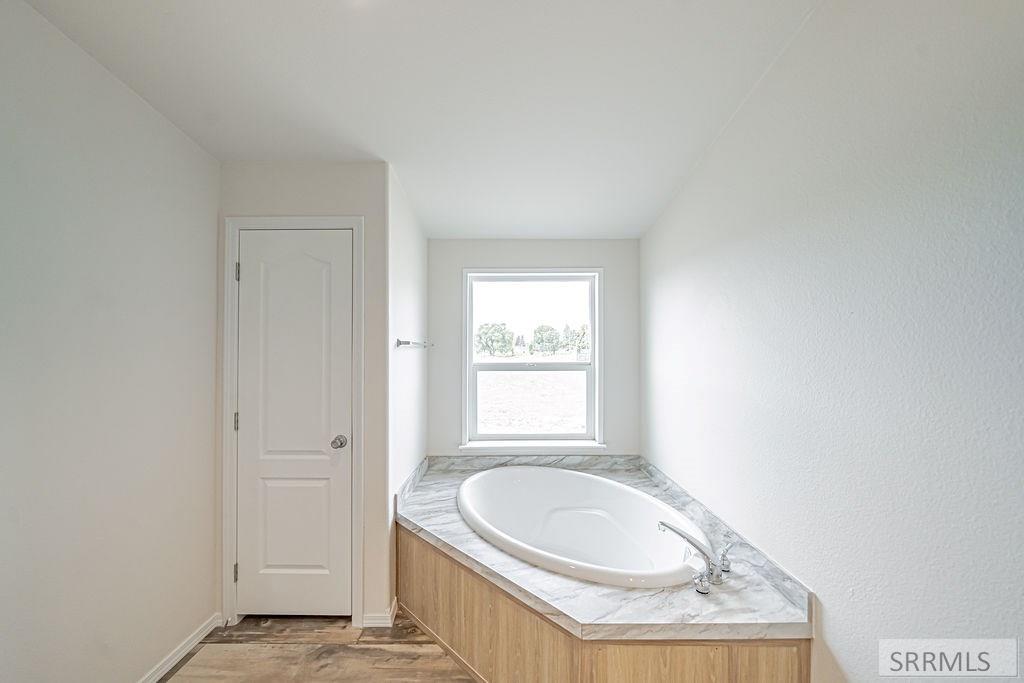 960 Cottage Lane Blackfoot, ID 83221 - Photo 20 of 42 Linen Closet and Soaker Tub