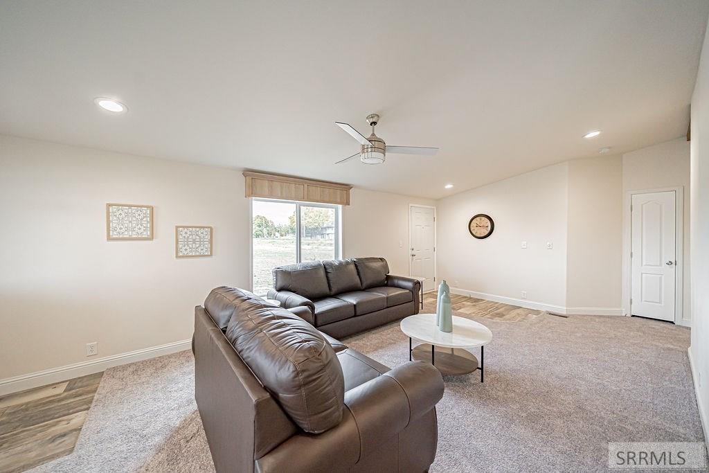 960 Cottage Lane Blackfoot, ID 83221 - Photo 6 of 42 Living Room