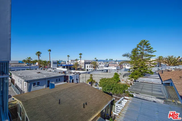 $7,995 | 1125 Manhattan Avenue, Manhattan Beach, CA 90266