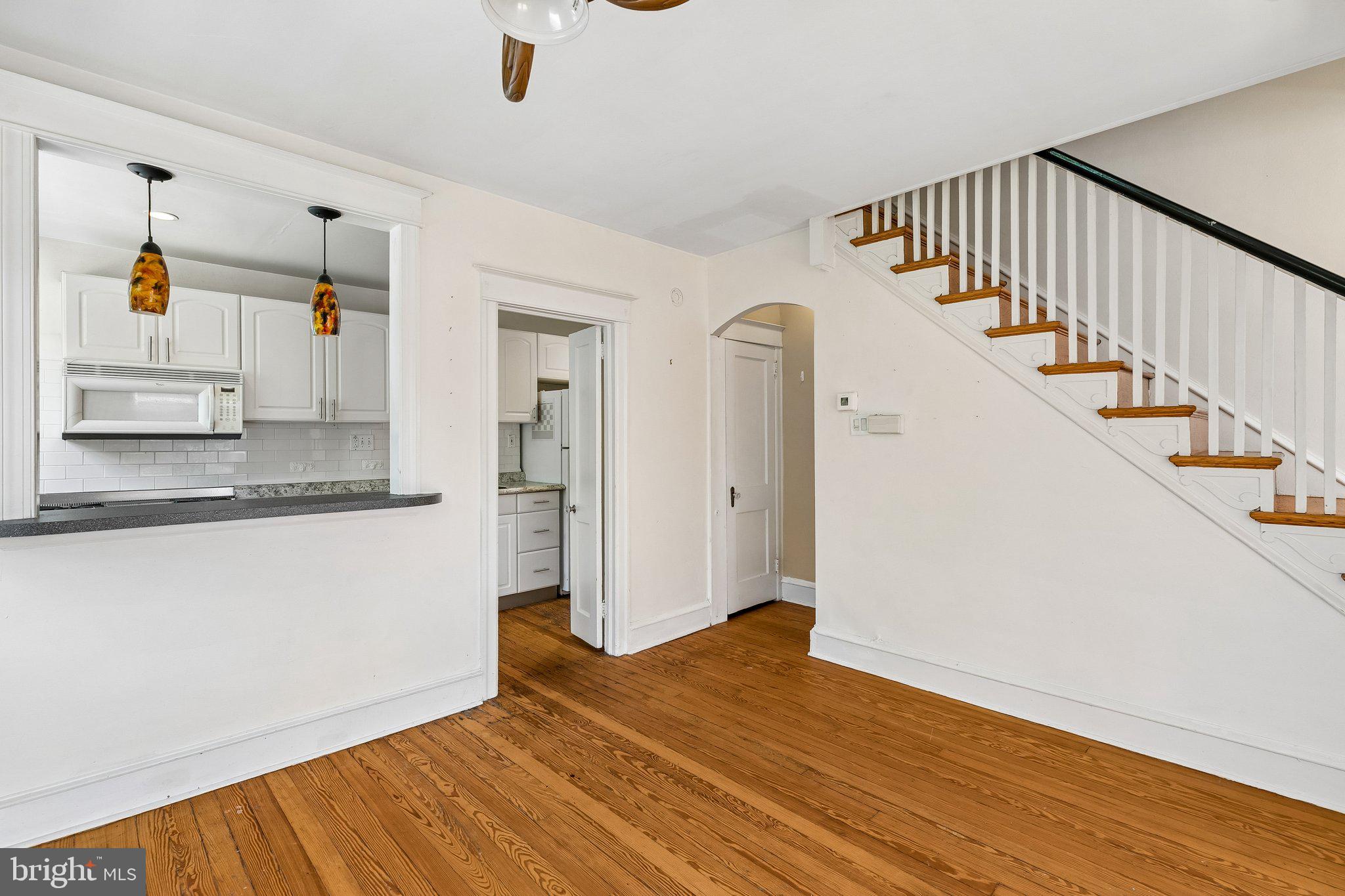 527 South 7th Street, Unit 1 Philadelphia, PA 19147 - Photo 7 of 33 Charming entryway with classic details.