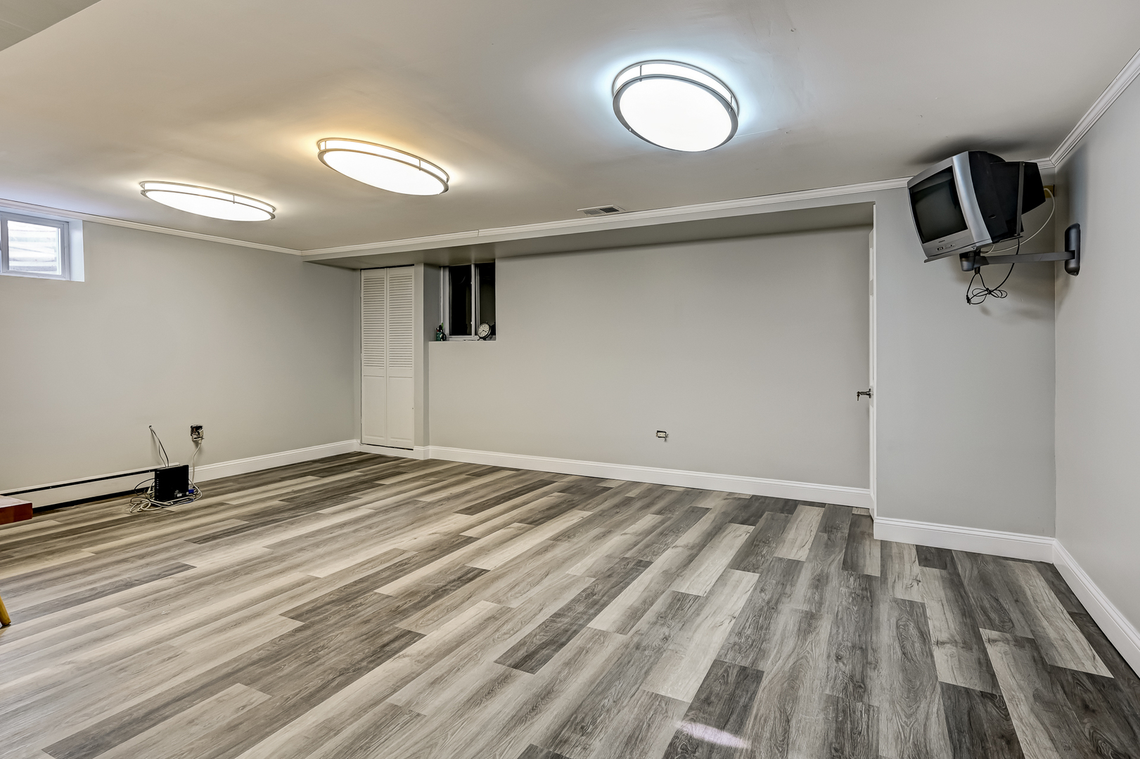 8300 South County Line Road Burr Ridge, IL 60527 - Photo 27 of 37 a view of empty room with wooden floor