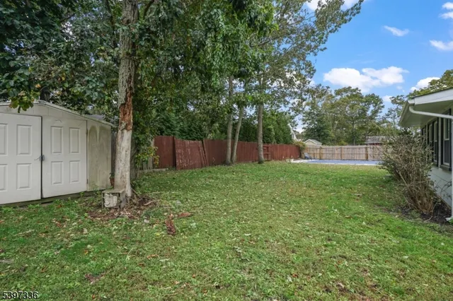 a view of yard with green space