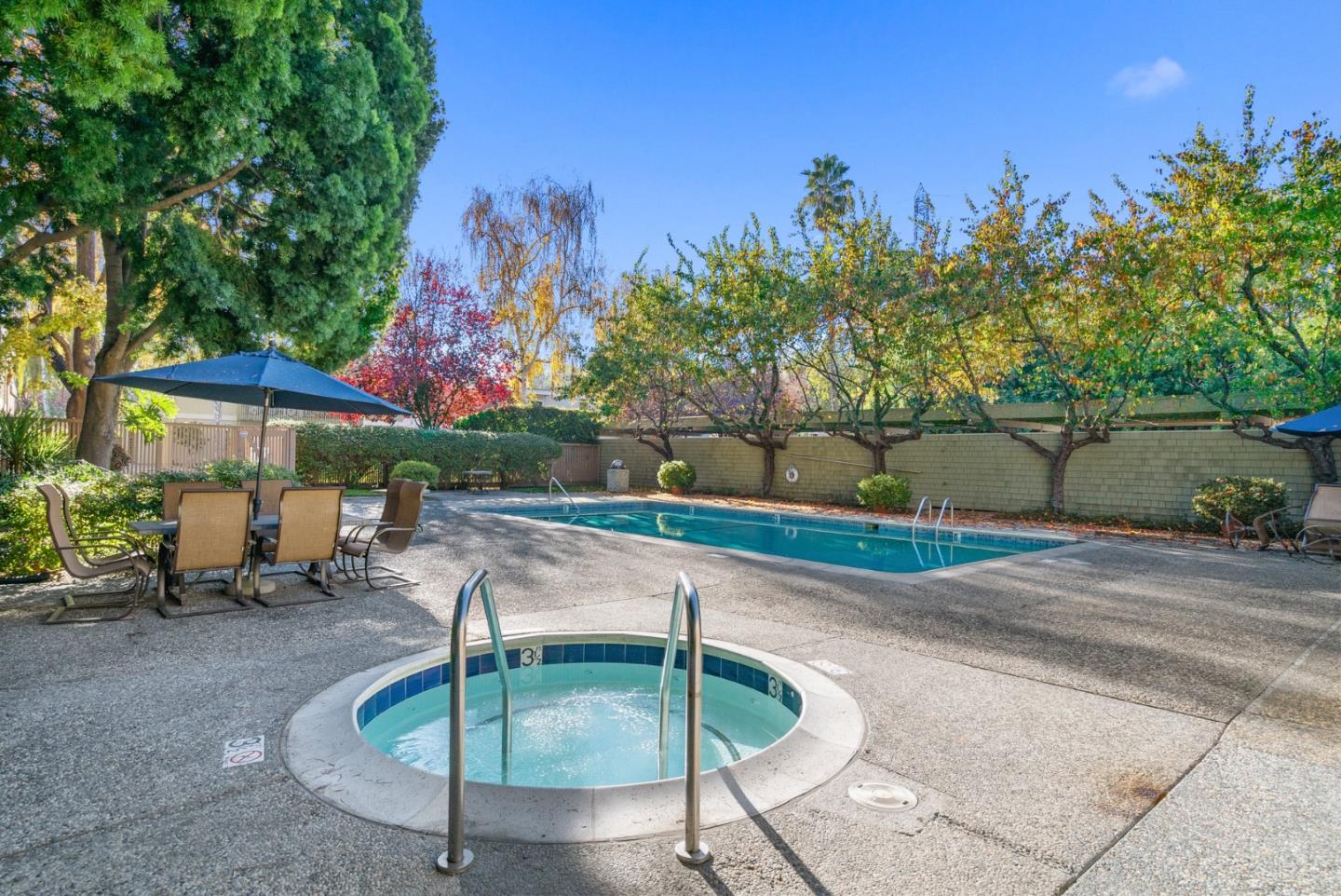 280 Easy Street, Unit 403 Mountain View, CA 94043 - Photo 20 of 21 a backyard of a house with table and chairs