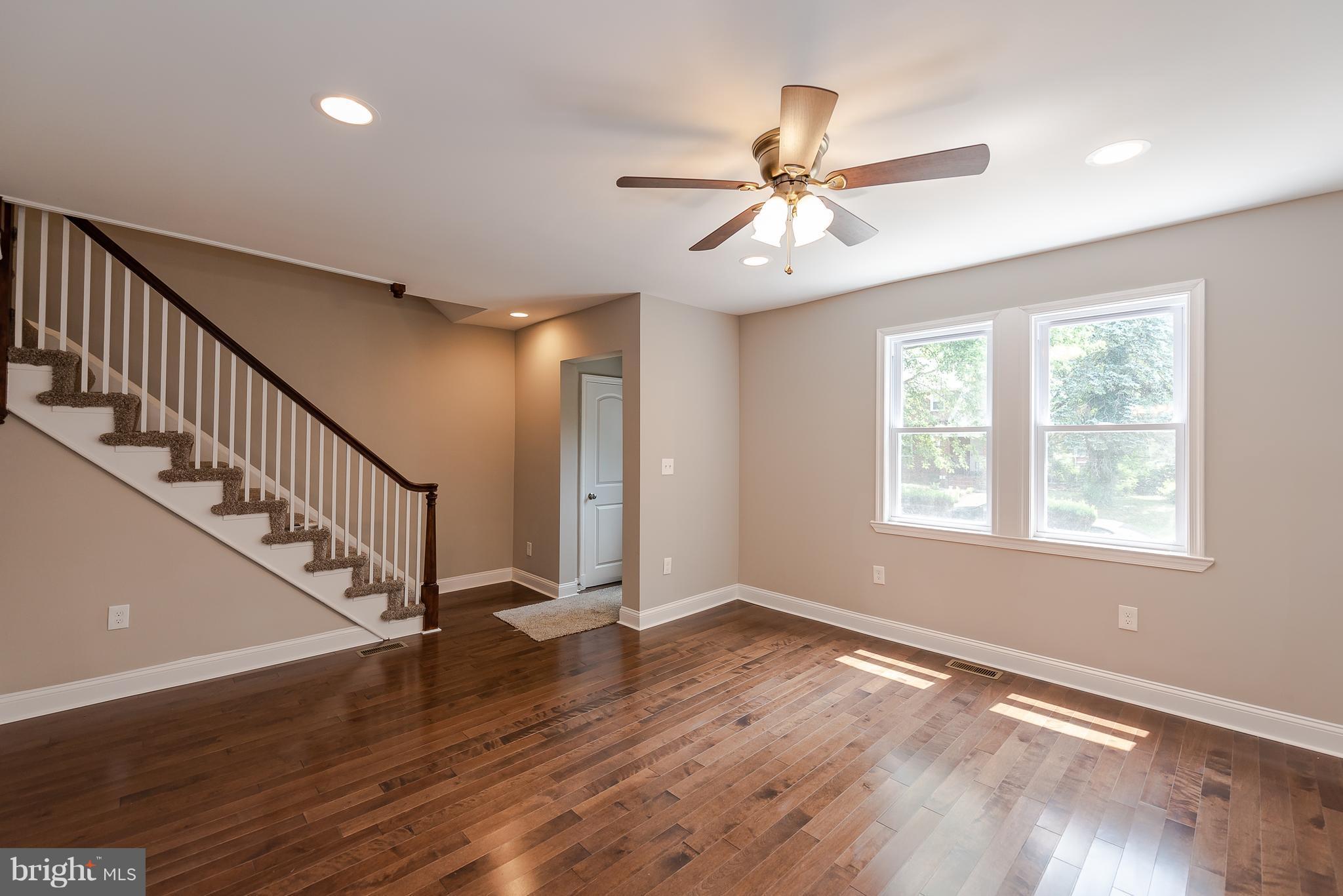 628 Stamford Road Baltimore, MD 21229 - Photo 2 of 22 Living Room