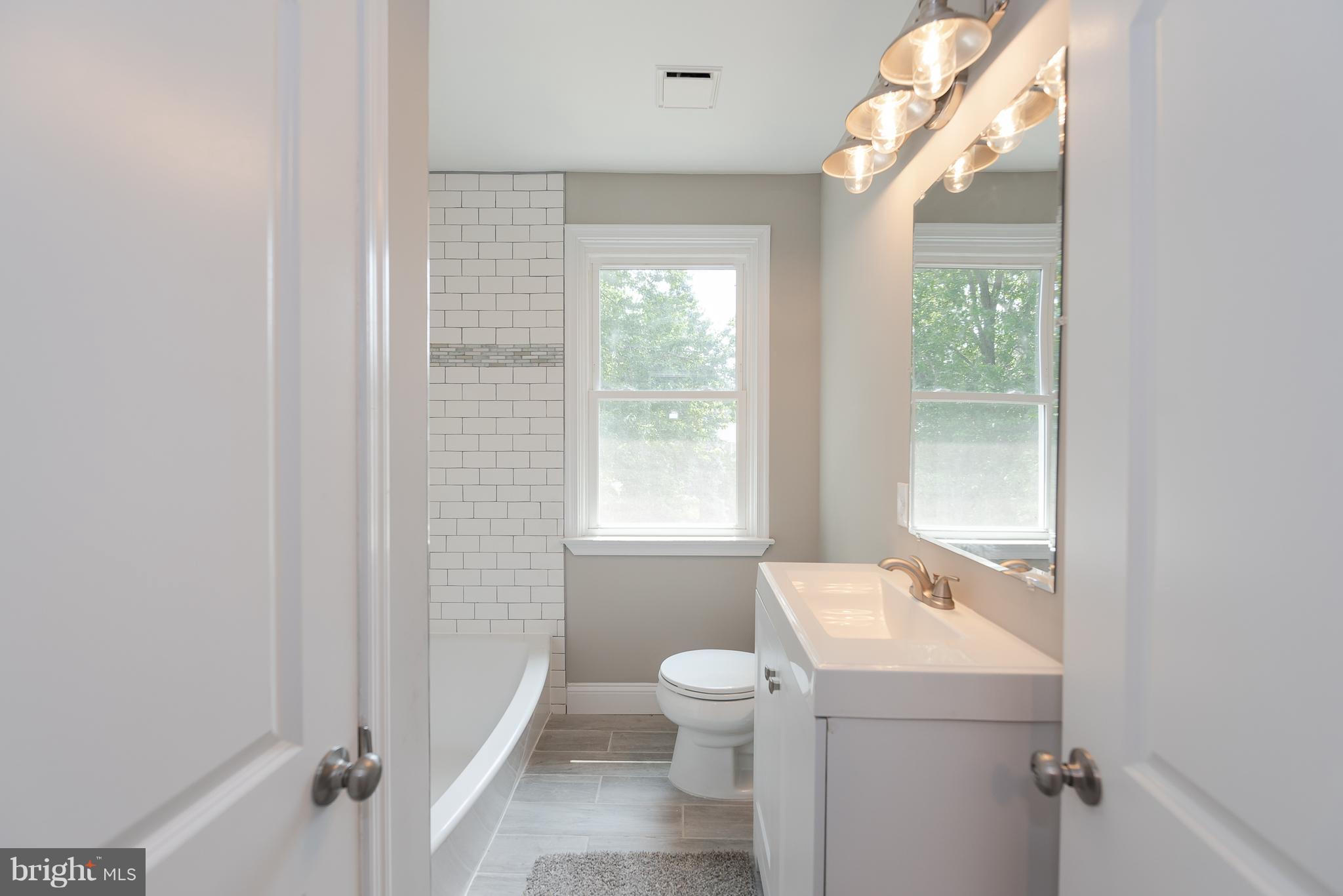 628 Stamford Road Baltimore, MD 21229 - Photo 14 of 22 Bath (Master)