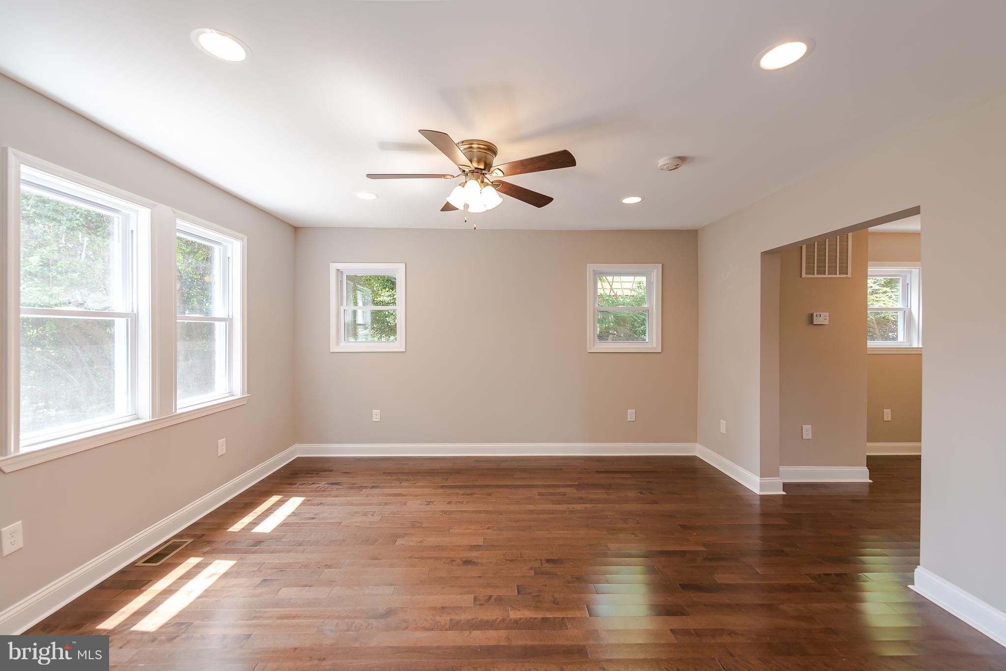 628 Stamford Road Baltimore, MD 21229 - Photo 9 of 22 Living Room