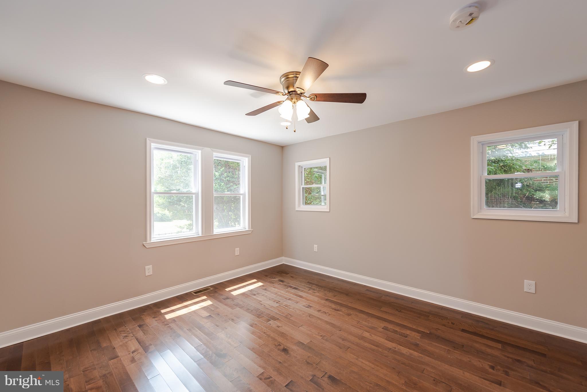 628 Stamford Road Baltimore, MD 21229 - Photo 10 of 22 Living Room