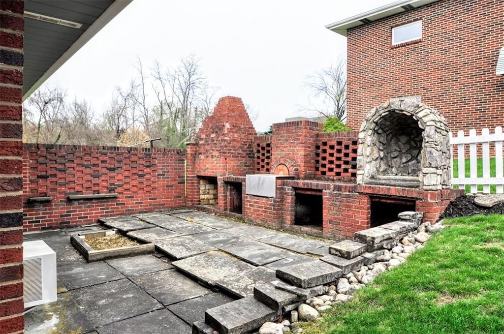 65 Cort Street Washington, PA 15301 - Photo 11 of 49 a front view of a house with garden